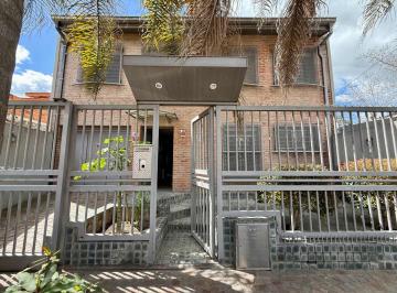 Casa · 225m² · 5 Ambientes · 1 Cochera · Venta de Casa Frente Al Newman