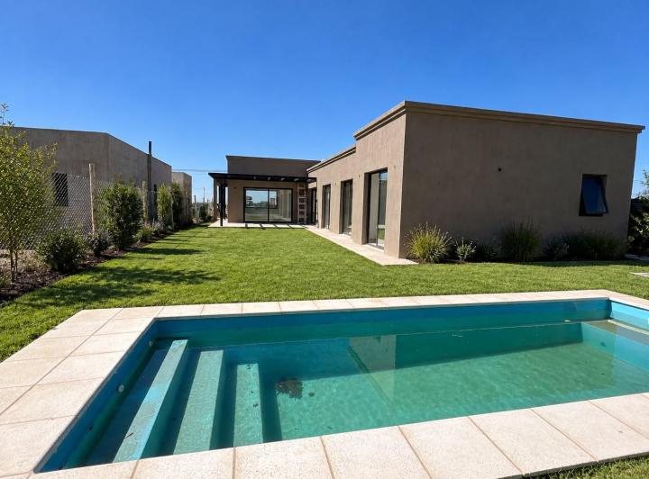 Casa · 142m² · 5 Ambientes · 1 Cochera