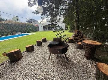 Casa · 230m² · 4 Ambientes · 2 Cocheras · Casa en La Montura Para Alquiler Temporal con Pileta