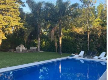 Casa · 230m² · 4 Ambientes · 2 Cocheras · Casa en La Montura Para Alquiler Temporal con Pileta