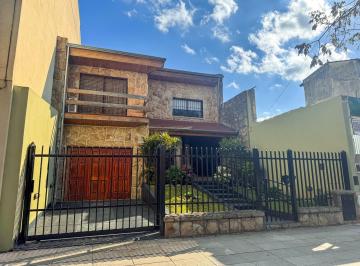 Casa · 303m² · 5 Ambientes · 3 Cocheras · Venta Casa 7 Ambientes Jardin Piscina Quincho Parr Garage