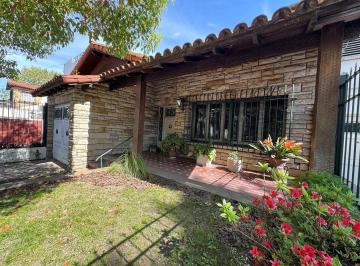 Casa · 181m² · 5 Ambientes · 1 Cochera · Casa con Jardin, Quincho y Garage, 5 Amb, San Fernando, Apto Credito.