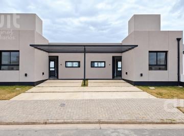 Casa · 80m² · 4 Ambientes · 2 Cocheras · Excelentes Duplex en Quebradas de Manantiales! 2 Dorm.! Lote Grande!