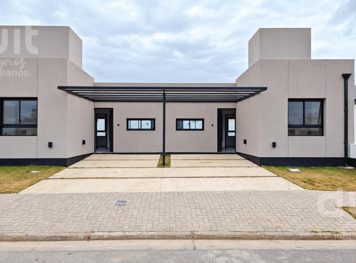 Casa · 80m² · 4 Ambientes · 2 Cocheras