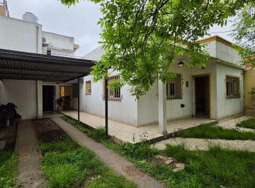 Casa · 203m² · 6 Ambientes · 1 Cochera · Casa 3 Amb. + Duplex 3 Amb. - Venta - J. Marmol