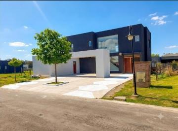 Casa · 201m² · 5 Ambientes · 7 Cocheras · Venta Casa 5 Amb. 4 Hab. 3 Baños, Lavadero, Quincho C/parrilla Cochera P/3 Autos