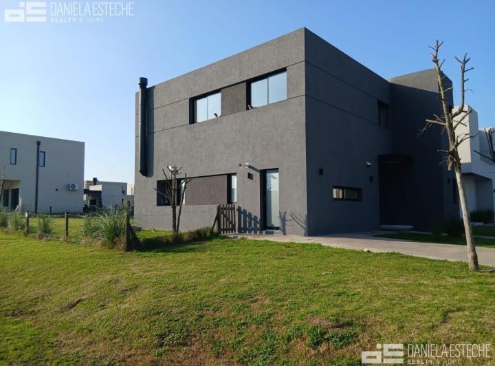 Casa · 230m² · 6 Ambientes · 3 Cocheras
