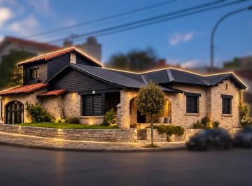 Casa · 166m² · 5 Ambientes · 1 Cochera · Casa Uso Comercial - Zona Guemes