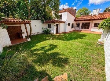 Casa · 160m² · 3 Dormitorios · 2 Cocheras · En Venta Casa con Parque, Cochera y Excelente Ubicación