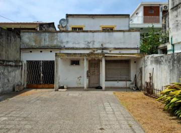 Casa · 78m² · 3 Ambientes · 2 Cocheras · Casa de 2 Dorm. C/patio Delantero y Cochera Cubierta