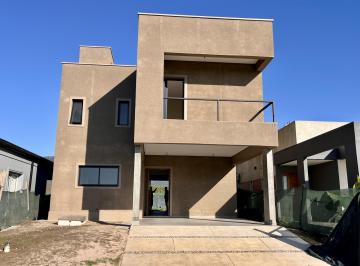Casa · 214m² · 5 Ambientes · 1 Cochera · Casa en Country Las Limas, Yerba Buena