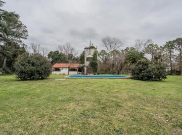 Casa · 200m² · 6 Ambientes · Espectacular Fracción de 4.900 m² con Dos Casas, Parque y Piscina | Loma Verde - Escobar.