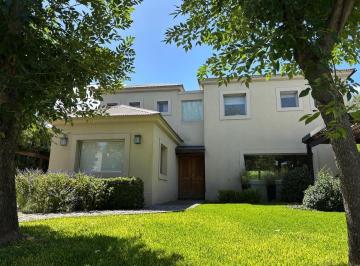 Casa · 915m² · 4 Ambientes · 1 Cochera · Casa en Venta en Campo Grande Pilar con Pileta