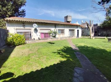 Quinta vacacional · 156m² · 5 Dormitorios · Venta Casa Quinta 6 Amb Lote de 857 m Hurlingham