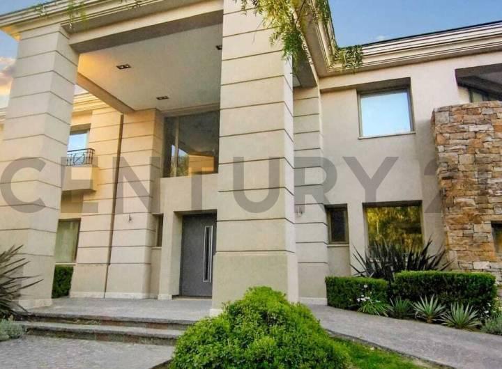 Casa · 800m² · 9 Ambientes · 3 Cocheras