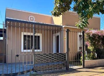 Casa · 80m² · 3 Ambientes · 1 Cochera · Casa en Venta, 2 Dorm., con Jardín - Martinez, San Isidro