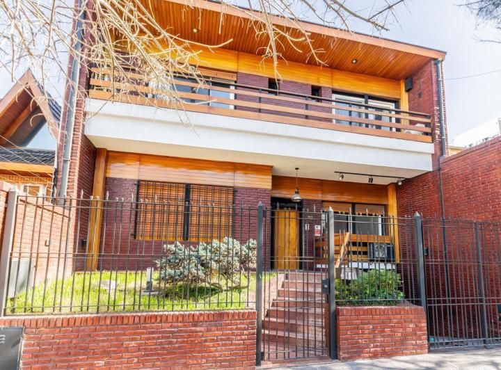 Casa · 290m² · 6 Ambientes · 2 Cocheras