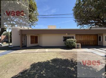 Casa · 368m² · 3 Dormitorios · 2 Cocheras · Venta - Casa de 3 Dorm. con Pileta y Quincho en Cerro Chico