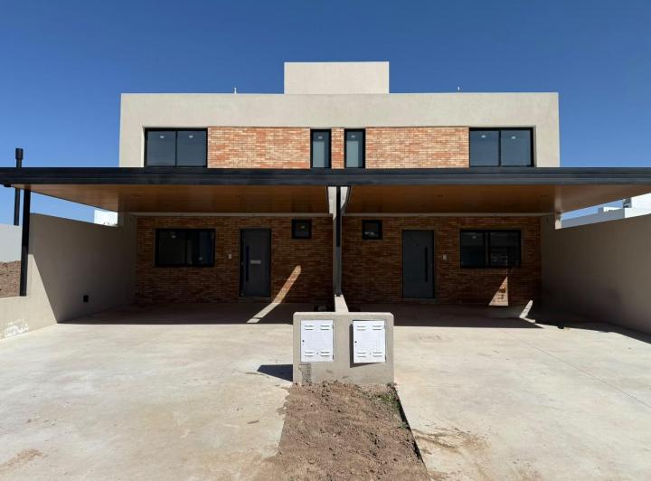 Casa · 130m² · 3 Dormitorios · 2 Cocheras