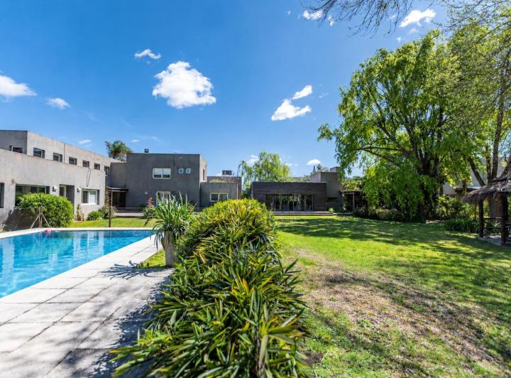 Casa · 1760m² · 6 Ambientes · 5 Cocheras