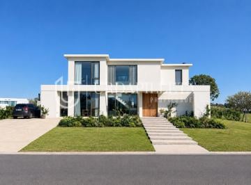 Casa · 251m² · 4 Ambientes · 3 Cocheras · Casa en Venta en Azzurra