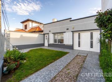 Casa · 147m² · 5 Ambientes · 1 Cochera · Casa en Venta 3 D Quincho Patio Impecable Apta Credito