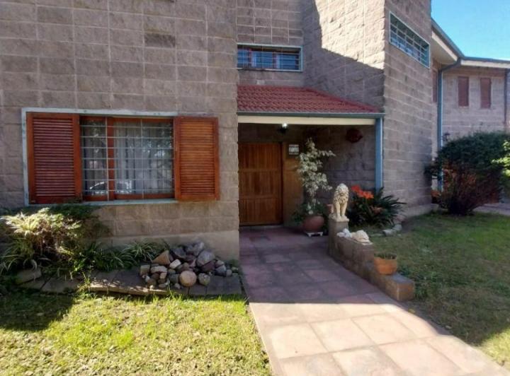 Casa · 279m² · 5 Ambientes · 2 Cocheras