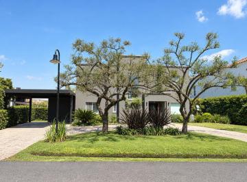 Casa · 280m² · 3 Dormitorios · 2 Cocheras · Casa en Alquiler Anual en Talar del Lago II