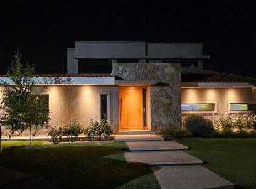 Casa de 8 ambientes, Luján de Cuyo · Veronica Tahan Negocios Inmobiliarios Ofrece Casa en Barrio Villa Atilia Venta