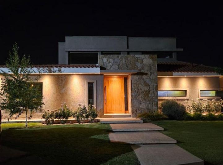 Casa · 310m² · 8 Ambientes · 2 Cocheras