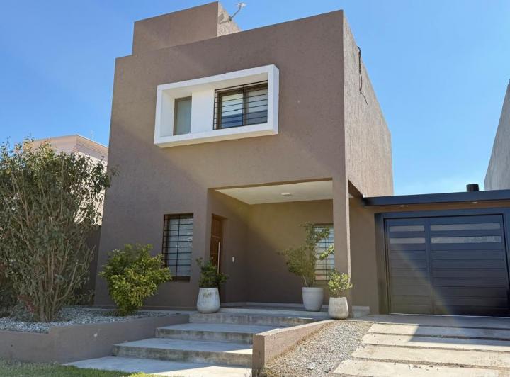 Casa · 122m² · 5 Ambientes · 2 Cocheras