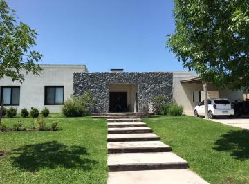 Casa · 290m² · 4 Ambientes · 4 Cocheras · Casa en Alquiler en Pilara - Amoblada - Urdapilleta Propiedades