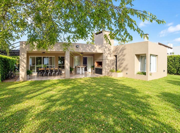 Casa · 210m² · 3 Ambientes · 2 Cocheras