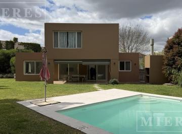 Casa · 250m² · 5 Ambientes · Casa en Alquiler Anual Amoblado en El Barrio Los Sauces, Nordelta