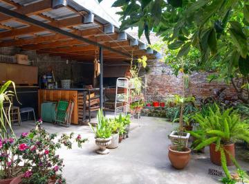 Casa · 145m² · 5 Ambientes · 1 Cochera · Venta/permuta. Casa de 3 Dorm., Patio y Cochera en Barrio Azcuénaga.