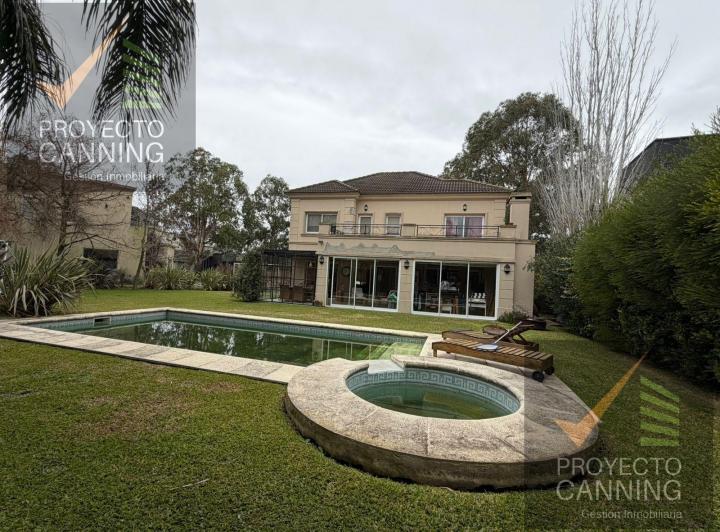Casa · 220m² · 5 Ambientes