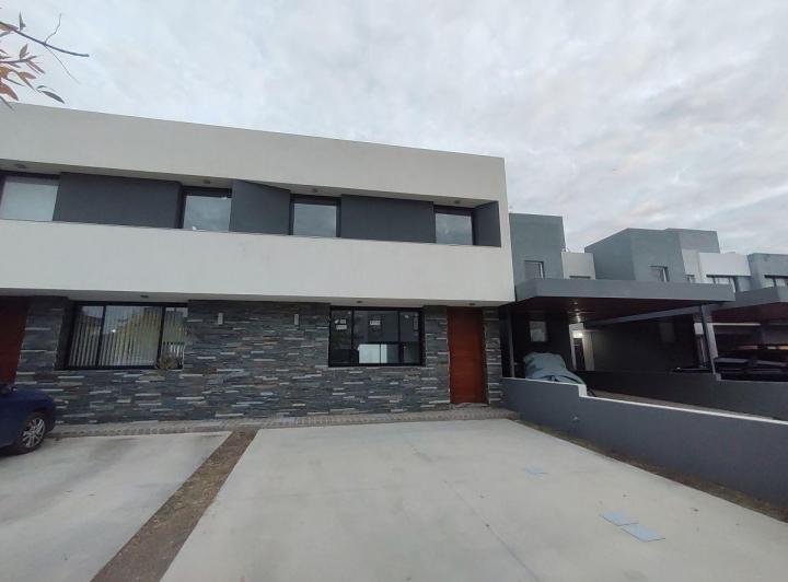 Casa · 180m² · 9 Ambientes