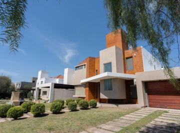 Casa de 7 ambientes, Córdoba · Casa en Venta de 4 Dorm. con Pileta en Siete Soles, Verandas