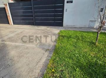 Casa · 90m² · 3 Ambientes · 1 Cochera · Casa 3 Ambientes Lista Para Habitar con Quincho y Garage en Excelente Zona de José Mármol
