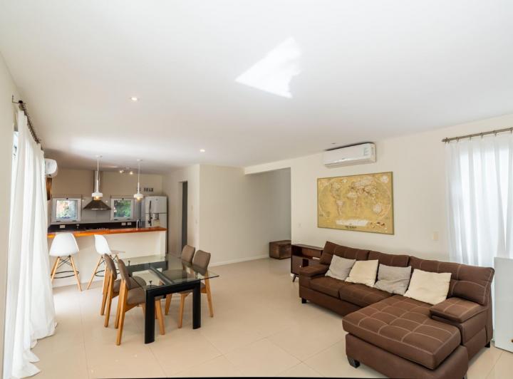 Casa · 250m² · 6 Ambientes · 2 Cocheras