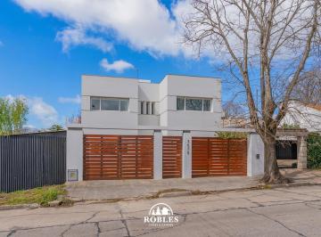 Casa · 450m² · 5 Ambientes · 1 Cochera · Casa Estilo Moderno en El Entorno de Chauvin