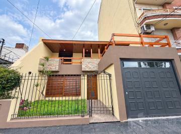 Casa · 250m² · 5 Ambientes · 1 Cochera · Casa en Alquiler 5 Ambientes con Piscina y Doble Cochera! Ramos Mejia.