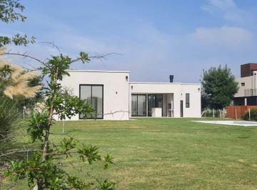 Casa · 200m² · 7 Ambientes · 2 Cocheras · Casa en Venta en Medal Country Club, Pilar