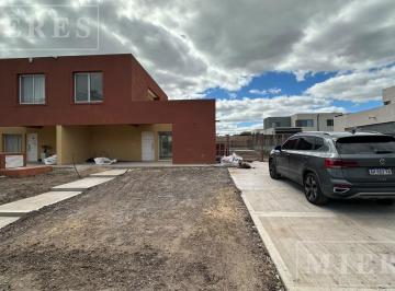 Casa · 375m² · 4 Ambientes · 2 Cocheras · Casa en Alquiler Anual en Casas de Santa Guadalupe