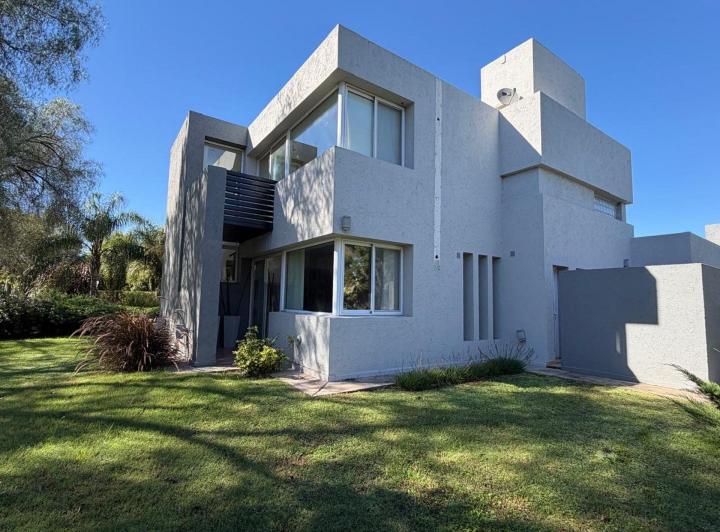 Casa · 550m² · 4 Ambientes