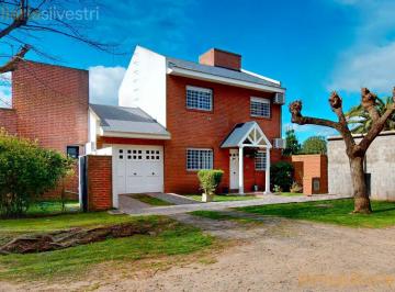 Casa · 215m² · 5 Ambientes · 1 Cochera · 27 Entre 506 y Cortada Gonnet - Casa de 3 Dorm., Parque, Pileta en Venta
