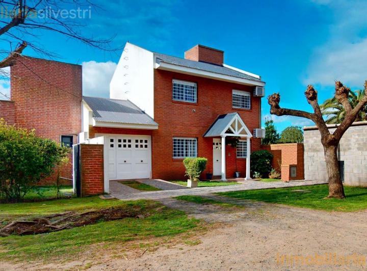 Casa · 215m² · 5 Ambientes · 1 Cochera