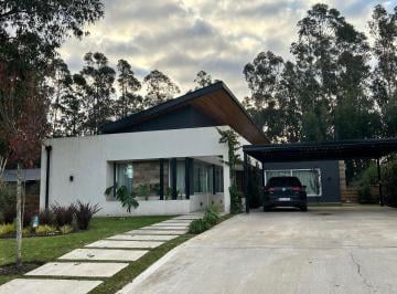 Casa · 200m² · 5 Ambientes · 2 Cocheras · Casa en Venta Barrio Arenas del Sur