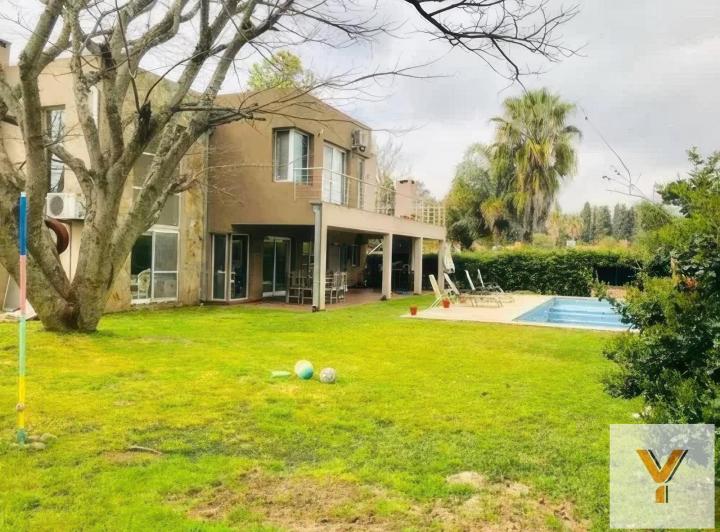 Casa · 250m² · 6 Ambientes · 2 Cocheras
