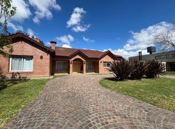 Casa · 260m² · 5 Ambientes · 2 Cocheras · Casa en Alquiler 5 Amb Bo. Cerrado Sta Ana Moreno